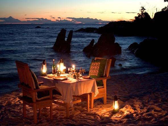 Nkwichi Lodge - dinner on beach